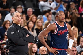 凤凰网站 -包含洛杉矶快船国际比赛日完成体检，志在全明星赛名次提升，引发热议，更衣室氛围转暖的词条