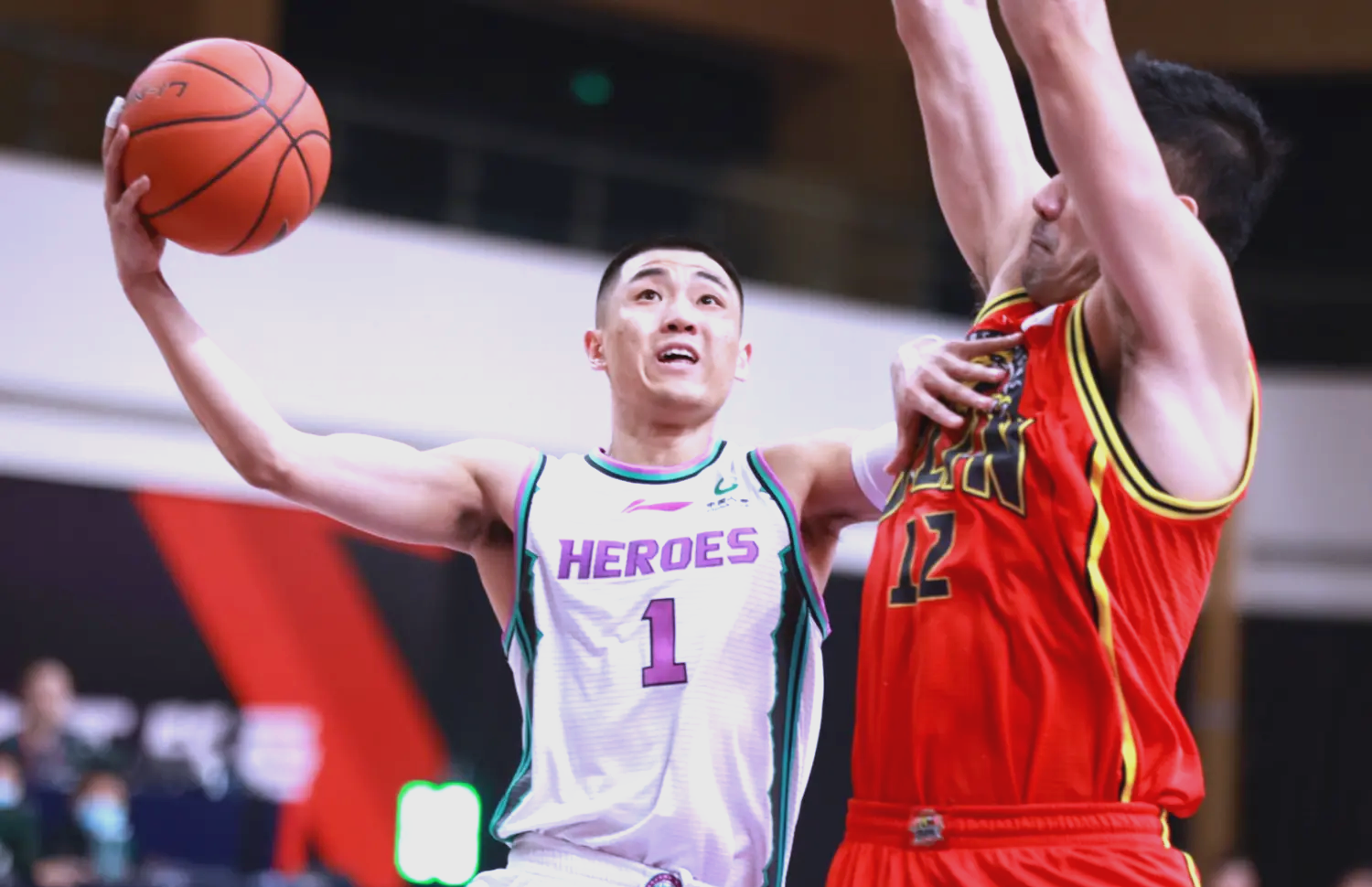 今夜山东男篮调整名单以备亚冠；刷新队史纪录环节打磨；引发热议；年轻球员得到机会的简单介绍