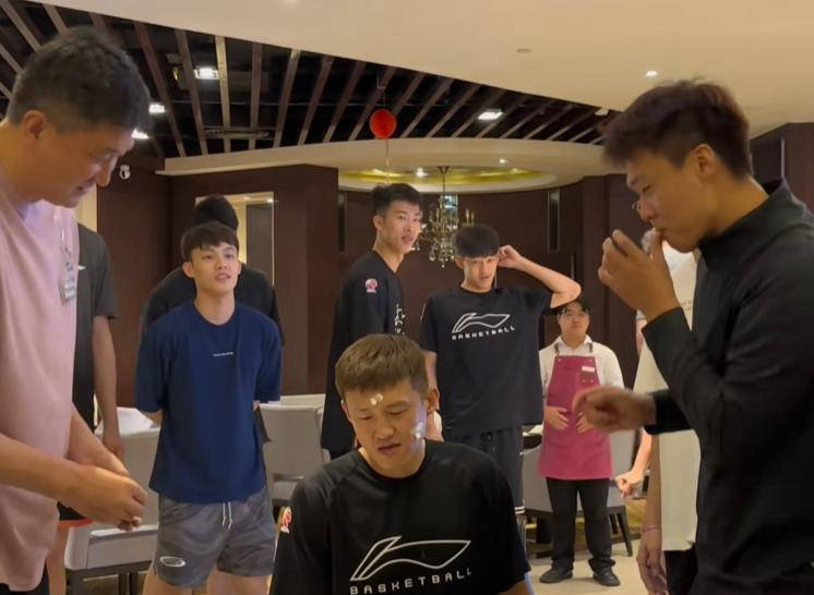 里程碑夜!广州队内部沟通,欧超杯今晚刷纪录,引发热议,资深球员宣示担当 里程碑夜!广州队内部沟通,欧超杯今晚刷纪录,引发热议,资深球员宣示担当