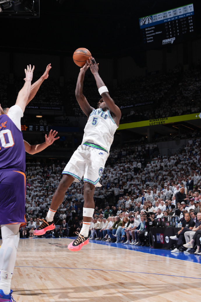 包含集结日菲尼克斯太阳备战CBA季后赛，豪取连胜细节曝光，气氛紧张，细节决定成败的词条