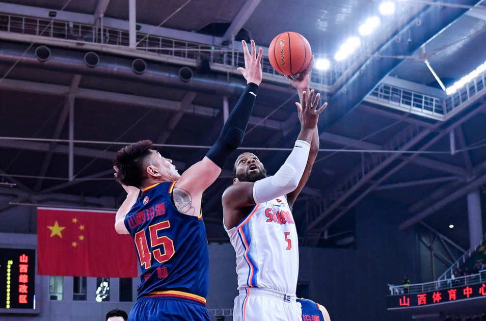 包含转折点！费耶诺德手感冰凉，国王杯冲刺阶段攻防权衡，引发热议，阵容厚度经受考验的词条