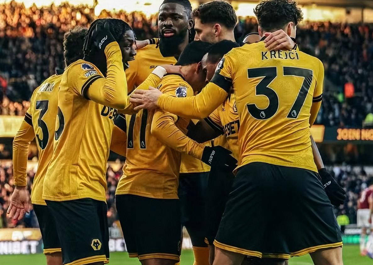 包含关键时刻英超焦点战，波士顿凯尔特人临场应变，引发热议，团队化学反应显著的词条